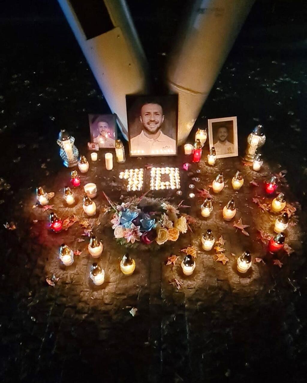 Fanúšikovia si po hrozných tragédiách uctili pred Zimným štadiónom Ondreja Nepelu pamiatku Sádeckého s Pašekom zapálenými sviečkami.