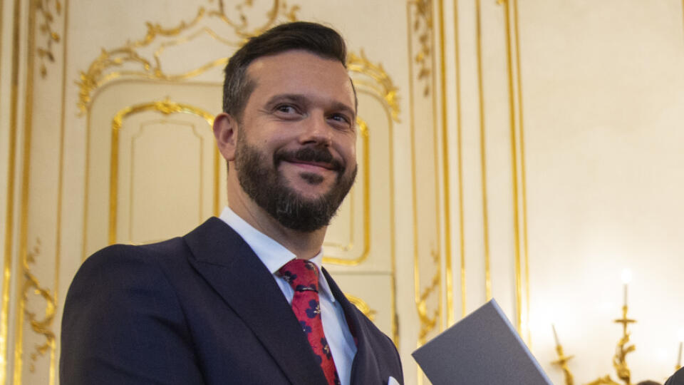 Na snímke vľavo vymenovaný ústavný sudca Miloš Maďar a vpravo prezidentka SR Zuzana Čaputová počas vymenovania ústavných sudcov v Prezidentskom paláci 10. októbra 2019 v Bratislave. FOTO TASR – Jakub Kotian