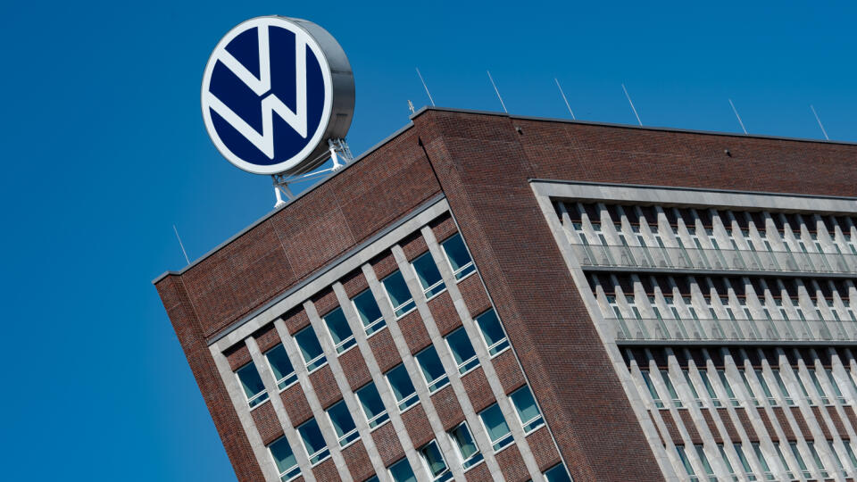 WA 20 archív Wolfsburg - Na archívnej snímke z 27. apríla 2020 je logo nemeckej automobilky Volkswagen v meste Wolfsburg. Americký odvolací súd rozhodol, že automobilka Volkswagen môže čeliť dodatečnej zodpovednosti v súvislosti s emisným škandálom. FOTO TASR/DPA
ARCHIV - 27.04.2020, Niedersachsen, Wolfsburg: Das Logo von Volkswagen ist auf dem Dach des Markenhochhauses auf dem Werksgelände zu sehen. Volkswagen muss in der «Dieselgate»-Affäre weitere empfindliche Bußgelder in den USA fürchten
