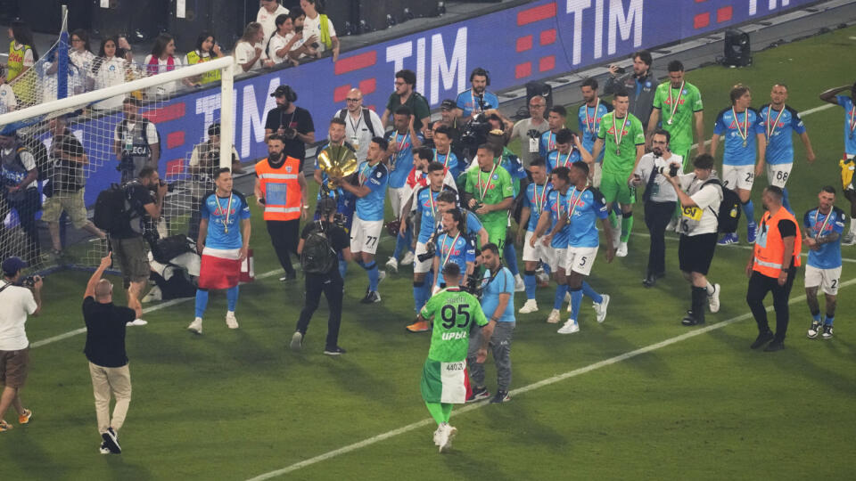 WA 30 Neapol - Slovenský futbalista v drese SSC Neapol Stanislav Lobotka (v pozadí druhý zľava) oslavuje so spoluhráčmi majstrovský titul v talianskej Serie A na štadióne Diega Maradonu v Neapole v nedeľu 4. júna 2023. FOTO TASR/AP
Napoli's players celebrate after winning the Serie A soccer title trophy at the Diego Maradona Stadium, in Naples, Sunday, June 4, 2023. (AP Photo/Andrew Medichini)