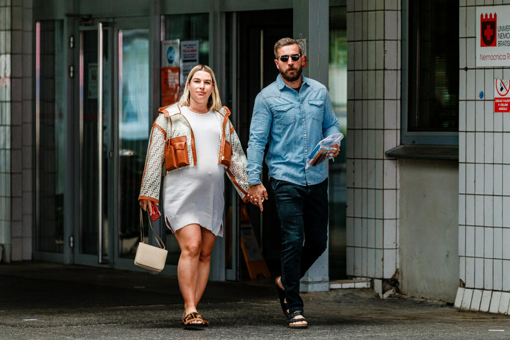 Bývalá slovenská tenistka Dominika Cibulková absolvovala spoločne s manželom Michalom Navarom kontrolu v Ružinovskej nemocnici, pár dní pred plánovaným termínom pôrodu.