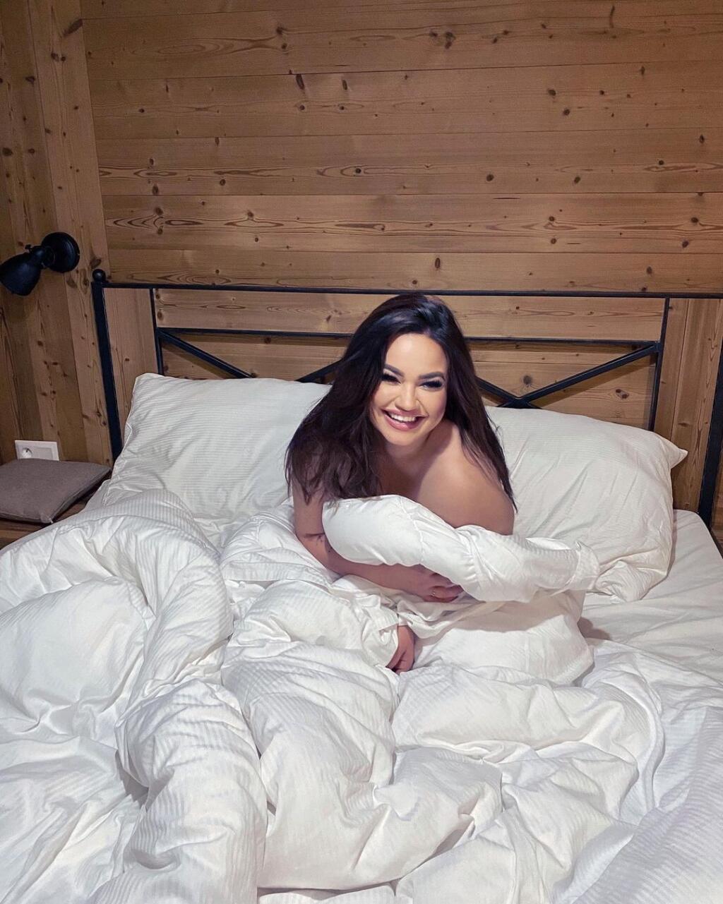 Bea sa zmenila na sexi kosť.