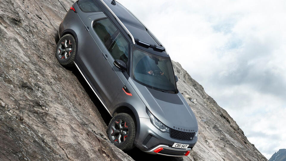 Drsný land Rover Discovery SVX sa začne vyrábať v roku 2018, nový Defender mu zrejme bude dizajnovo blízky...