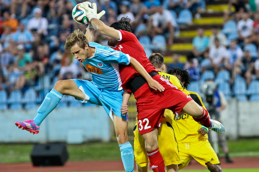 Na snimke zlava Branislav Ninaj (Slovan) a Matias Degra (Sheriff) v suboji o loptu pocas prveho zapasu tretieho predkola UEFA Ligy Majstrov medzi SK Slovan Bratislava a FC Sheriff Tiraspol.