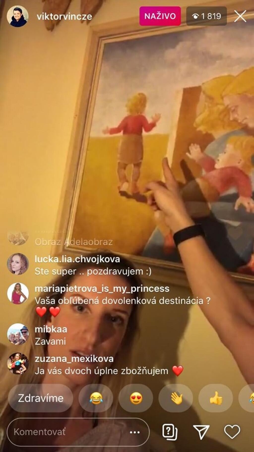 Adela Vinczeová má doma v obývačke vzácny poklad. Obraz, ktorý jej namaľovala mama a ktorý zobrazuje ju, keď bola malá. Viktor nelenil a šup s tým na svoj instagram.