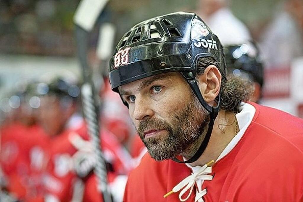 Legendárny Jágr nosí na hlave prakticky celú kariéru hustú hrivu. Najmä v jeho začiatkoch v NHL si ho ľudia okrem skvelých výkonov zapamätali vďaka nej.