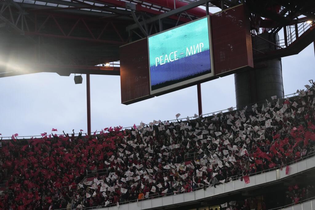 KK40 Lisabon - Na obrazovke nápis mier počas prvého zápasu štvrťfinále futbalovej Ligy majstrov Benfica Lisabon - FC Liverpool 5. apríla 2022 v Lisabone. FOTO TASR/AP A screen with the word 'Peace' is displayed in support of Ukraine during the Champions League quarterfinals, first leg, soccer match between Benfica and Liverpool at the Luz stadium in Lisbon, Tuesday, April 5, 2022. (AP Photo/Armando Franca)