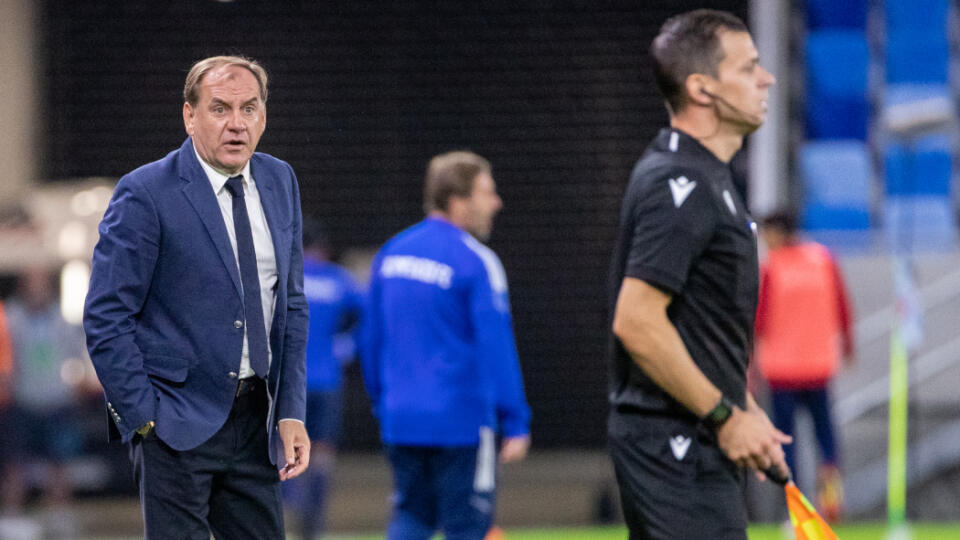 ŠK Slovan Bratislava a Olympiakos Pireus FC sa stretli v zápase play-off Európskej ligy na Tehelnom poli v Bratislave. Na snímke je rozčúlený tréner belasých Vladimír Weiss st.