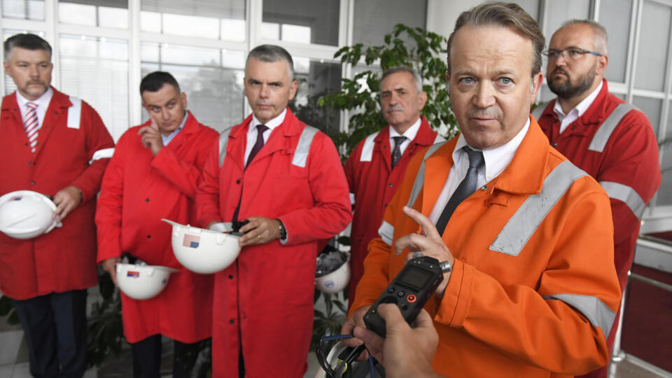Na snímke zľava generálny riaditeľ Cargo Slovakia, a.s. Roman Gono, ambasádor pre Košický kraj Martin Dzielavský, štátny tajomník ministerstva dopravy a výstavby SR (MDV SR) Jaroslav Kmeť, poslanec NR SR Viliam Záhorčák, viceprezident U.S. Steel Košice pre vonkajšie vzťahy, riadenie a rozvoj podnikania Miroslav Kiraľvarga a poslanec NR SR Miloš Svrček počas brífingu po rokovaní na pôde U. S. Steel Košice 3. augusta 2022. FOTO TASR – František Iván