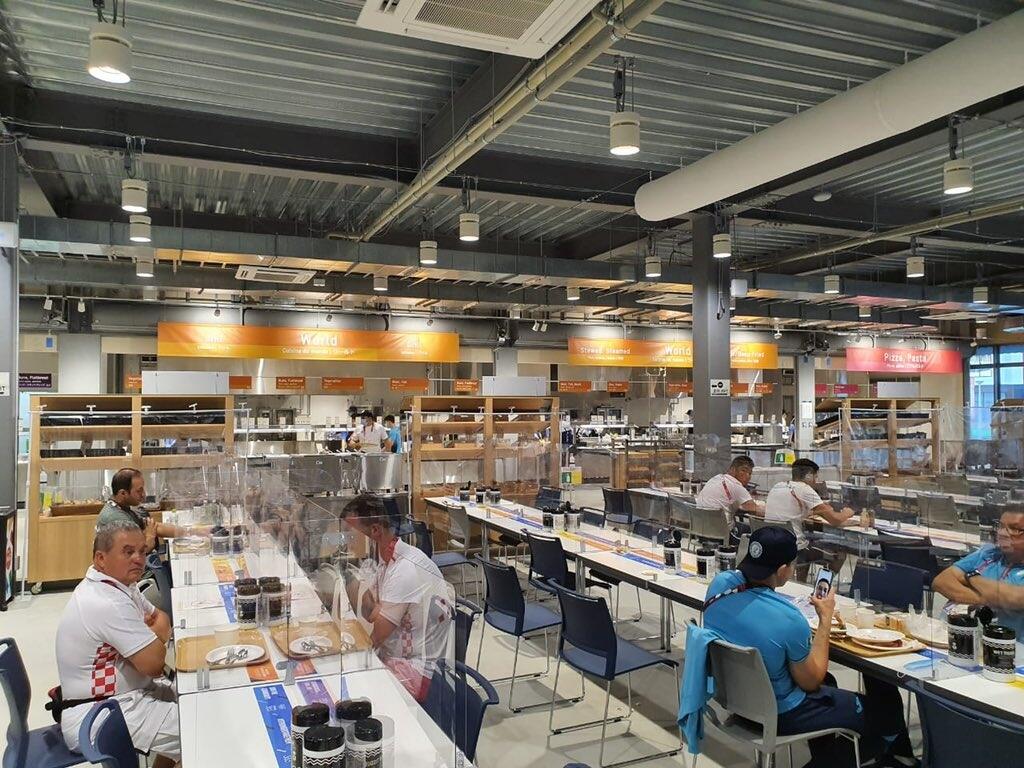 Takto to vyzerá v jedálni v olympijskom centre. Športovcov chráni aj ochranný štít na každom stole.