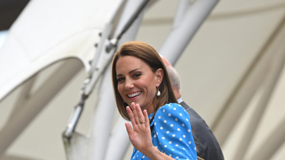 ФОТО Герцогиня Кейт забывает о хороших манерах: ее выходки на трибуне развлекают интернет