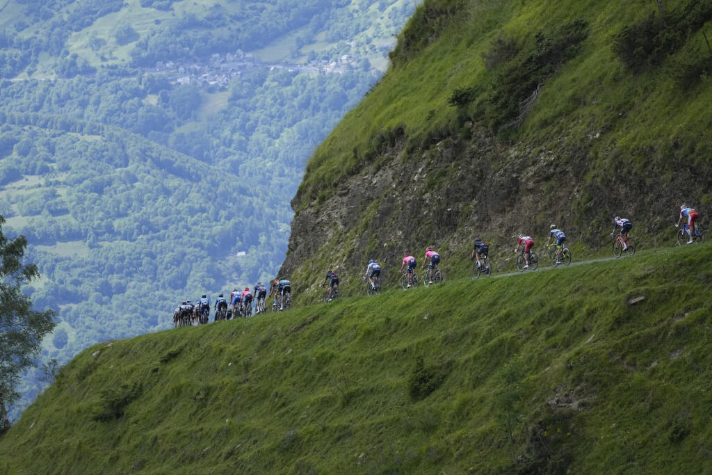 KK32 Col du Portet - Na snímke cyklisti počas 17. etapy cyklistických pretekov Tour de France z Muretu do Col du Portet (178 km) 14. júla 2021. FOTO TASR/AP
The pack speeds down Col de Val Louron-Azet pass during the seventeenth stage of the Tour de France cycling race over 178.4 kilometers (110.9 miles) with start in Muret and finish in Saint-Lary-Soulan Col du Portet, France, Wednesday, July 14, 2021. (AP Photo/Daniel Cole)