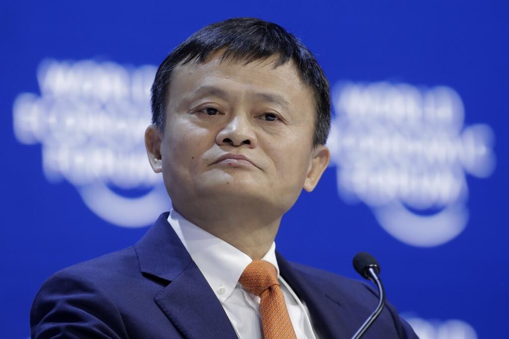 KK12 Davos - Zakladateľ najväčšieho čínskeho internetového obchodu Alibaba Jack Ma počúva na 48. výročnom zasadnutí Svetového ekonomického fóra (WEF) v Davose 24. januára 2018. FOTO TASR/AP
Alibaba founder Jack Ma listens during the annual meeting of the World Economic Forum in Davos, Switzerland, Wednesday, Jan. 24, 2018. (AP Photo/Markus Schreiber)