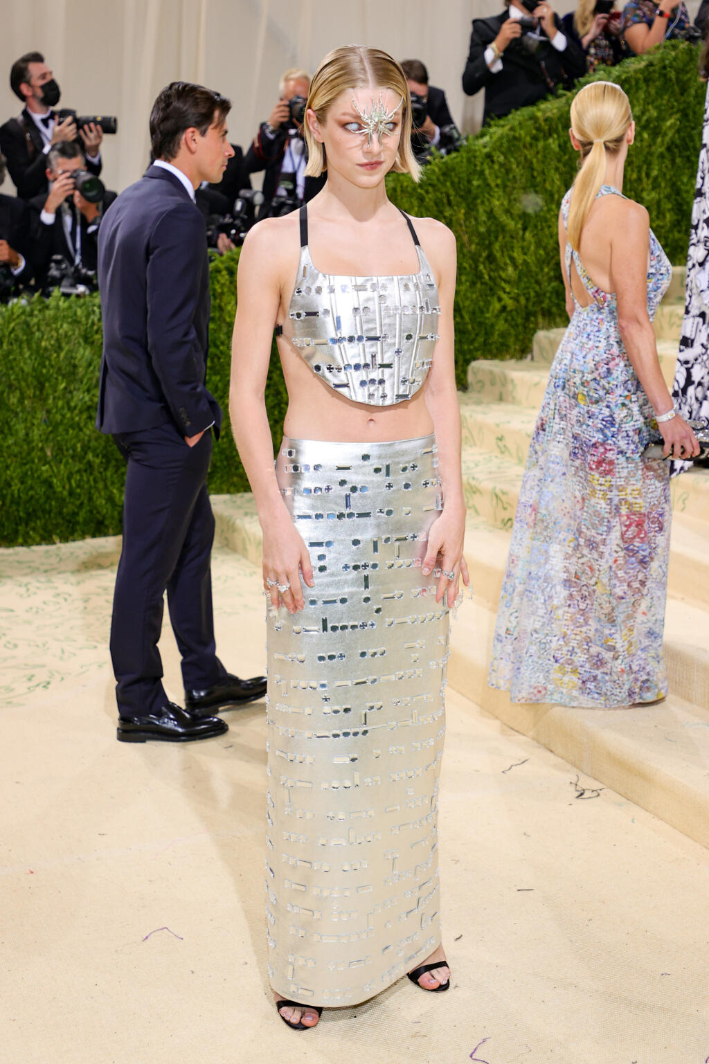 Hunter Schafer v outfite od Prada.