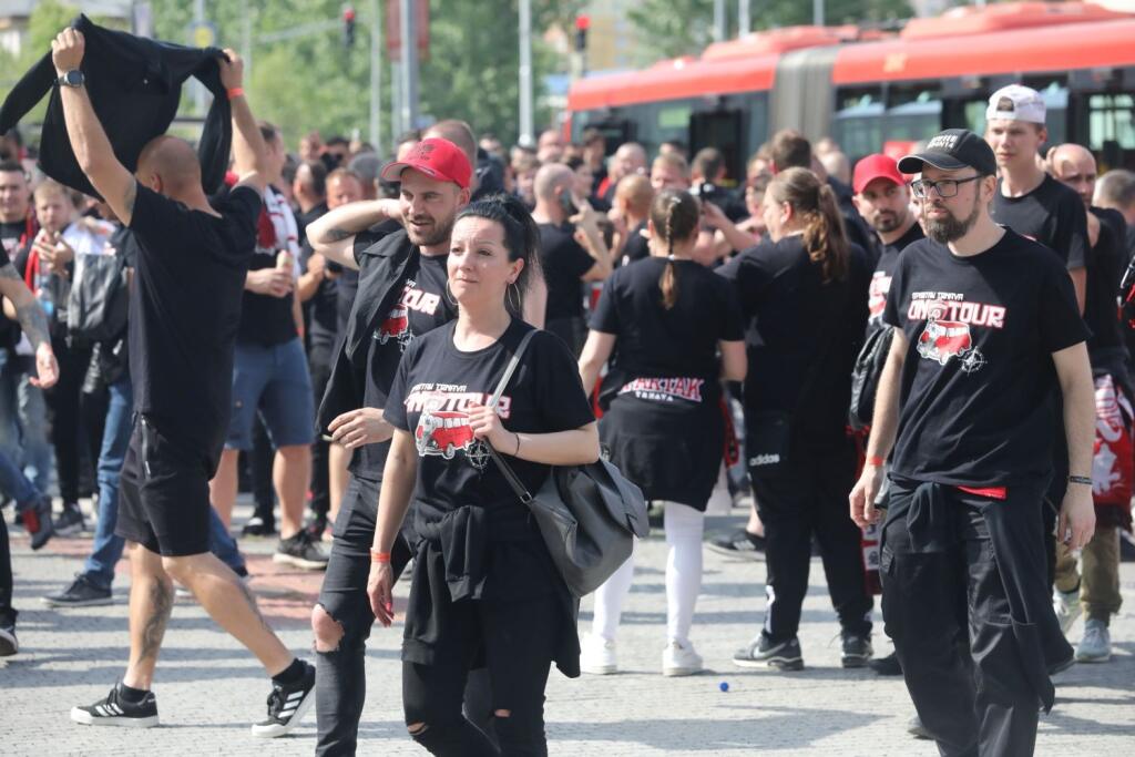 Finále Slovnaft Cupu medzi Slovanom Bratislava a Spartakom Trnava sprevádzali prísne opatrenia. Takto to vyzeralo v uliciach hlavného mesta pred príchodom fanúšikov Spartaka.