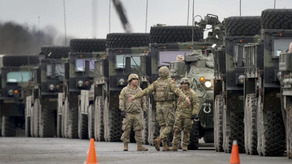 EBE 3 Vilseck - Na snímke príslušníci brigádnej bojovej skupiny Stryker (SBCT) s približne 1000 mužmi zoraďujú vozidlá na vojenskom letisku v nemeckom meste Vilseck v stredu 9. februára 2022. Podľa Pentagónu budú vyslaní do Rumunska s cieľom posilniť východné krídlo Severoatlantickej aliancie (NATO). FOTO TASR/AP
Soldiers of the 2nd Cavalry Regiment line up vehicles at the military airfield in Vilseck, Germany, Wednesday, Feb. 9, 2022 as they prepare for the regiment's movement to Romania loadi