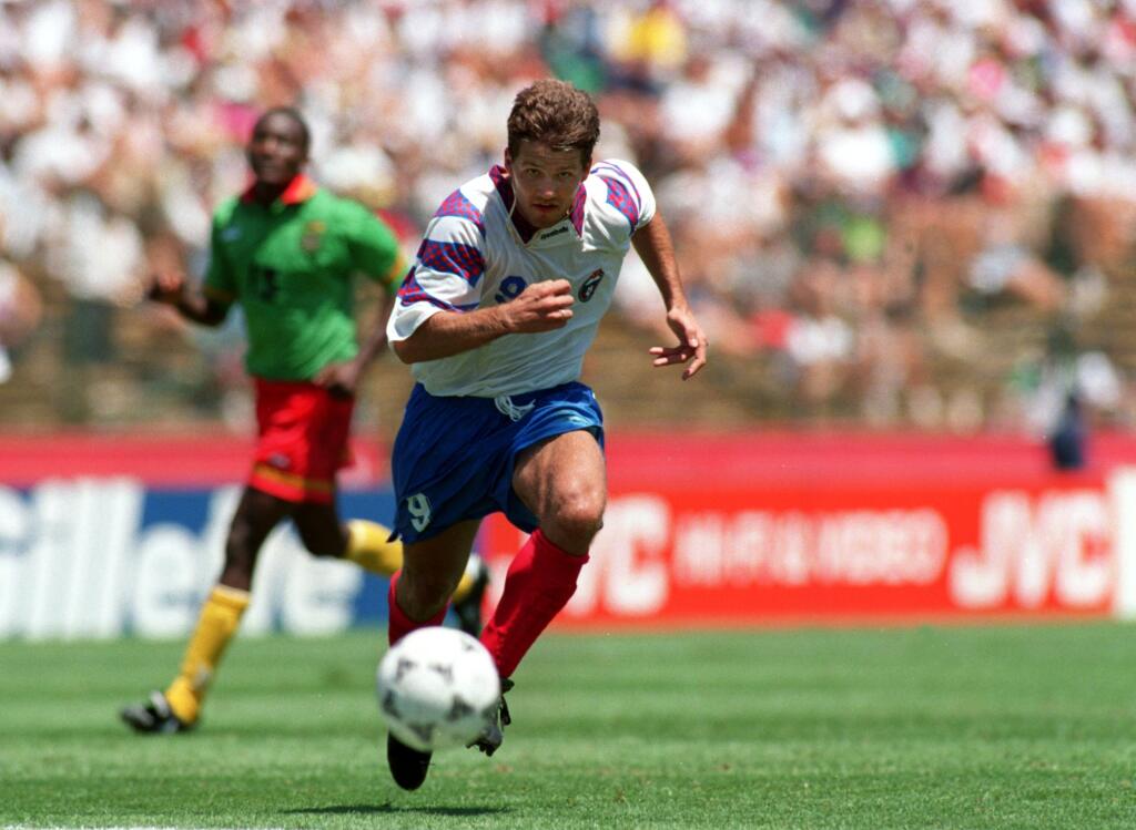 Oleg Salenko (Rusko, 6 gólov na MS 1994) - Dodnes je jediný víťaz Zlatej kopačky pre najlepšieho strelca MS, ktorého krajina vypadla už v skupine. Po skončení kariéry presedlal na plážový futbal, viedol v ňom reprezentáciu Ukrajiny. Neskôr sa vrátil ku klasickému futbalu, angažoval sa v Ukrajinskom futbalovom zväze.
