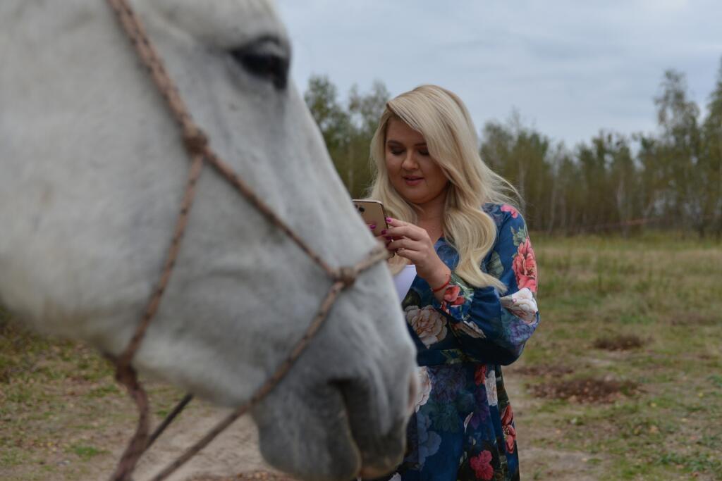 Evelyn zapózovala s koňom.
