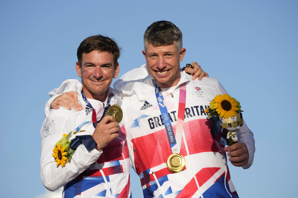 EBE 30 Fudžisawa - Na snímke britskí jachtári Dylan Fletcher Scott a Stuart Bithell oslavujú zlato v triede 49er FX na XXXII. letných OH v Tokiu utorok 3. augusta 2021. FOTO TASR/AP
First placed Britain's Stuart Bithell and Dylan Fletcher celebrate at the end of the men's 49er medal race during the 2020 Summer Olympics, Tuesday, Aug. 3, 2021, in Fujisawa, Japan. (AP Photo/Bernat Armangue)