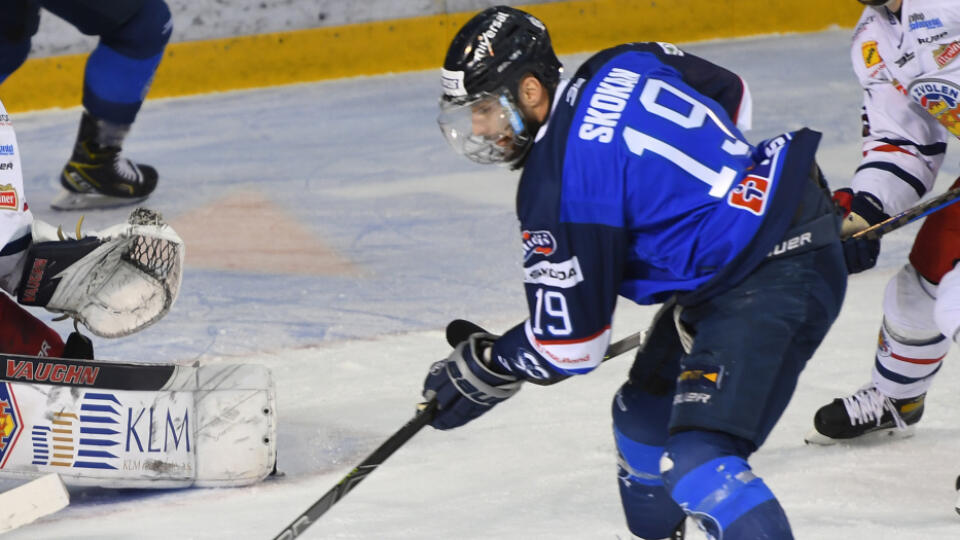 Na snímke uprostred s pukom Dávid Skokan (HK Poprad) vľavo brankár Robin Rahn a vpravo Mikko Nuutinen (obaja HKM Zvolen) vo štvrtom zápase finále Kaufland play off Tipos extraligy v hokeji HK Poprad - HKM Zvolen v Poprade v utorok 4. mája 2021. FOTO TASR - Milan Kapusta