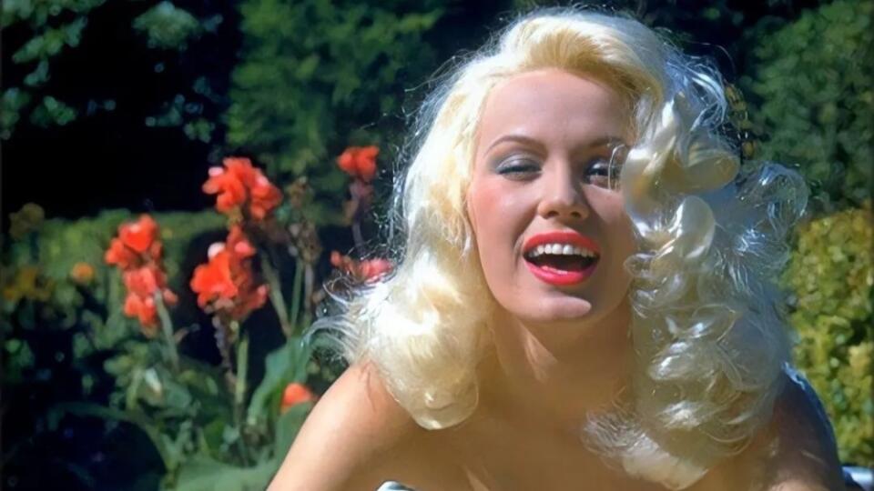 Mamie Van Doren bola v 50. rokoch spolu s Marilyn sexbombou. Dnes je stále krásnou ženou na výslní.