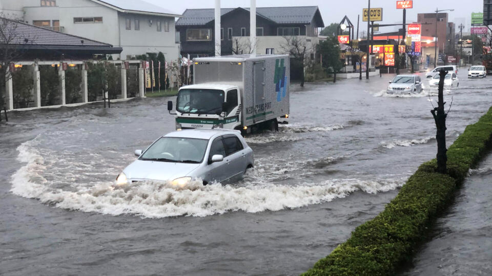 WA 9 Narita - Autá jazdia po ceste, ktorá je zaplavená v dôsledku prudkých dažďov v japonskom meste Narita, východne od Tokia, 25. októbra 2019. Záplavy postihli mestá východne od Tokia. V rovnakej oblasti vyčíňal začiatkom mesiaca aj tajfún. FOTO TASR/AP

A street is flooded by heavy rain Friday, Oct. 25, 2019, in Narita, east of Tokyo. Torrential rain dumped from a low-pressure system hovering above Japan's main island has triggered flooding in towns east of Tokyo, prompting fears of more dama