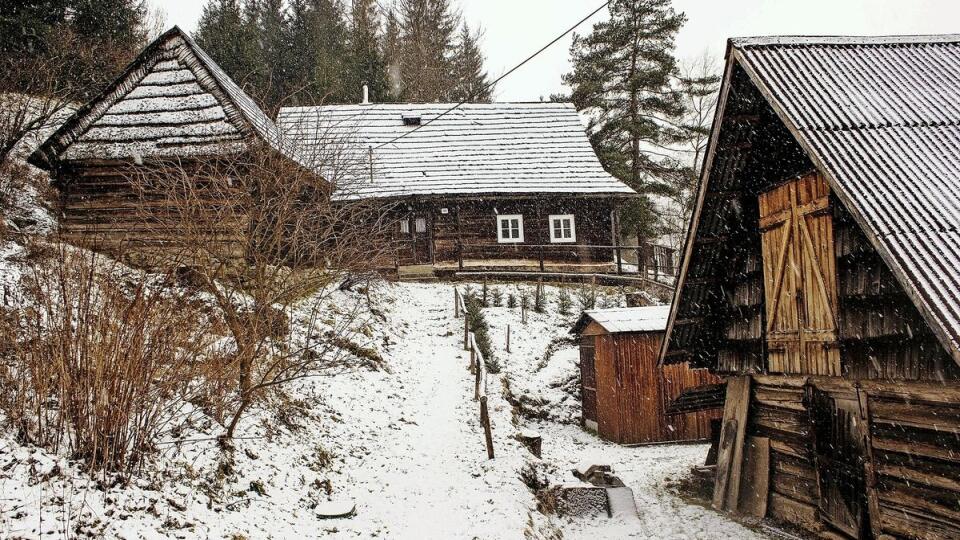 Tradičné slovenské drevenice sú pýchou dediny.