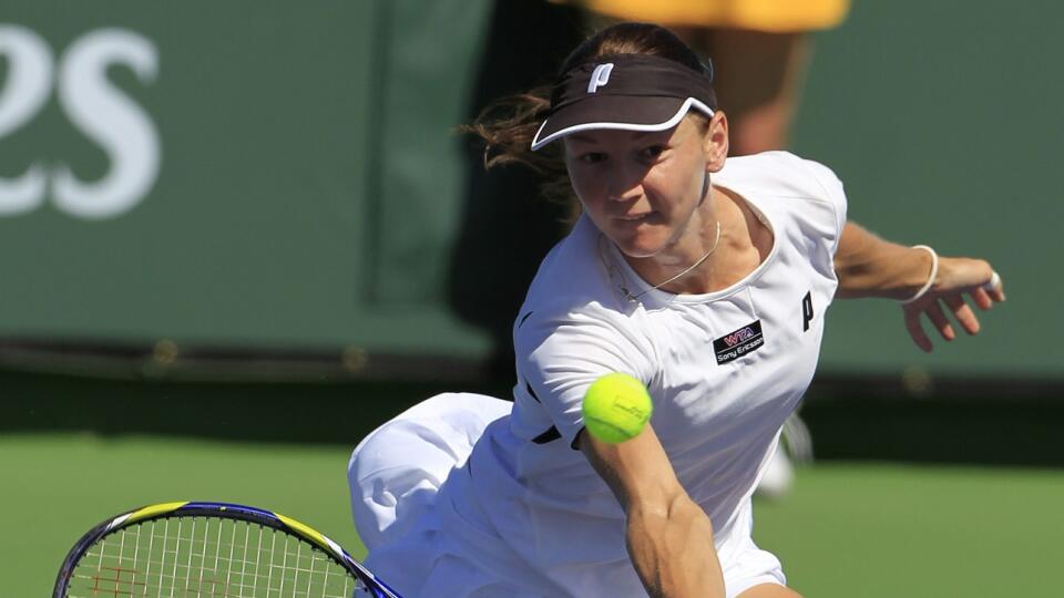 KK31 archív Indian Wells - Na archívnej snímke z 10. marca 2011 česká tenistka Renáta Voráčová počas zápasu proti Číňanke Šuaj Pcheng v 1. kole dvojhry na turnaji WTA v americkom Indian Wells. Po Srbovi Novakovi Djokovičovi austrálske úrady zrušili vízum aj českej tenistke Renate Voráčovej. Podľa denníka The Age presunuli deblovú špecialistku do rovnakého karanténneho hotela, kde čaká na súdny verdikt o deportácii aj 20-násobný grandslamový šampión. FOTO TASR/AP
FILE - Renata Voracova of the Cze