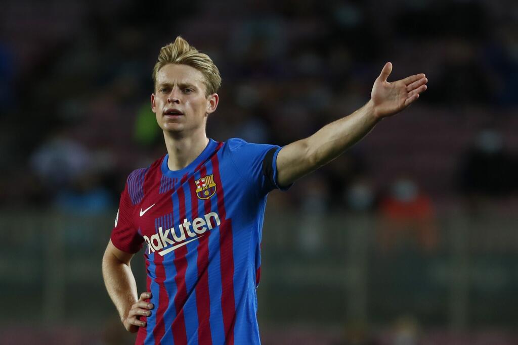 EBE 48 Barcelona - Na snímke holandský stredopoliar Barcelony Frenkie de Jong v zápase 5. kola španielskej La Ligy vo futbale FC Barcelona - Granada CF v Barcelone 20. septembra 2021. FOTO TASR/AP
Barcelona's Frenkie de Jong gestures during the Spanish La Liga soccer match between Barcelona and Granada, at the Camp Nou stadium in Barcelona, Spain, Monday, Sept. 20, 2021. (AP Photo/Joan Monfort)