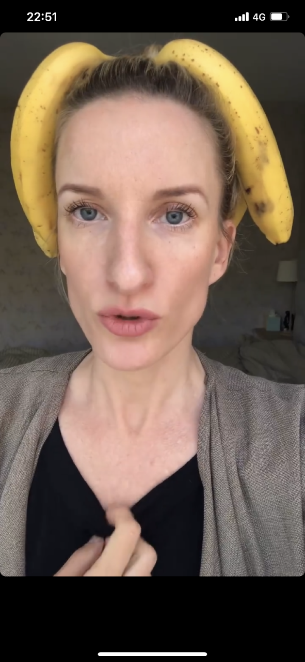 Adela Vinczeová s banánmi na hlave...