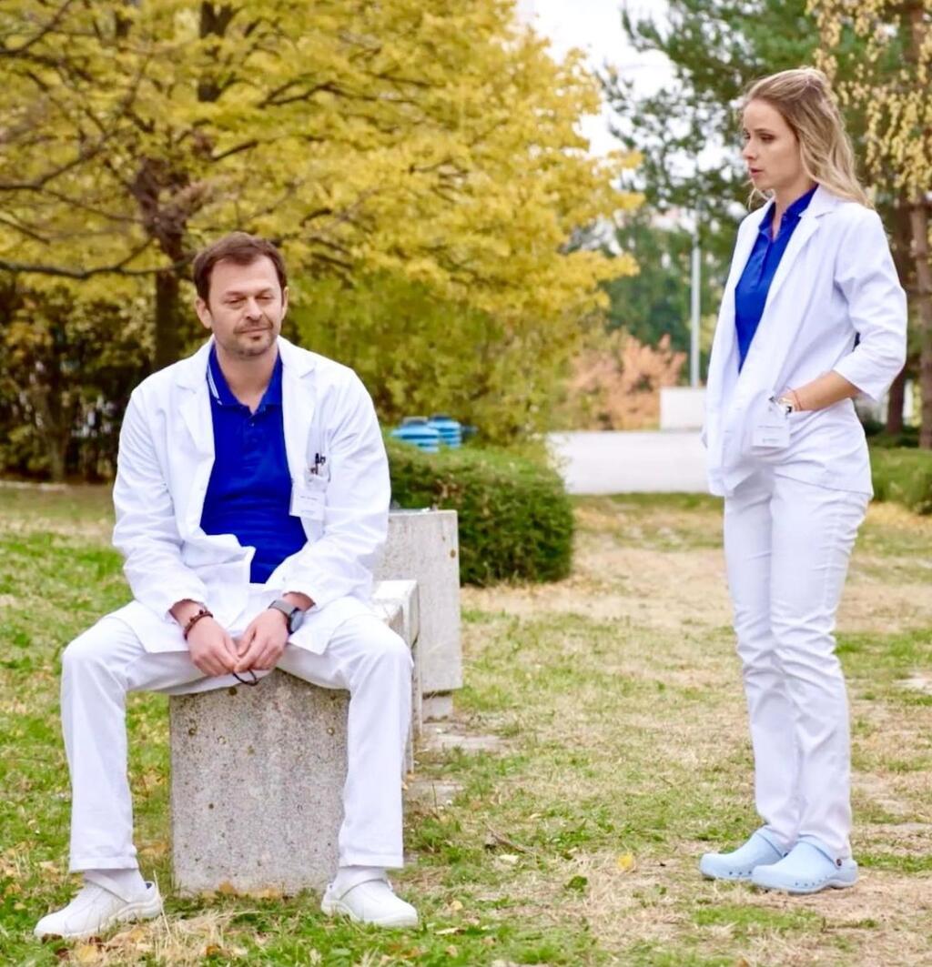 Aktuálne to medzi Nelinou postavou Rebeky a doktorm Balogom iskrí.