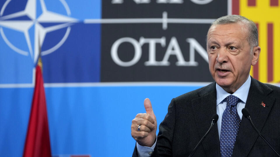 PK 57 Madrid - Turecký prezident Recep Tayyip Erdogan sa prihovára počas tlačovej konferencie na záver summitu NATO v Madride 30. júna 2022. FOTO TASR/AP
Turkish President Recep Tayyip Erdogan speaks during a media conference at a NATO summit in Madrid, Spain on Thursday, June 30, 2022. North Atlantic Treaty Organization heads of state met for the final day of a NATO summit in Madrid on Thursday. (AP Photo/Manu Fernandez)