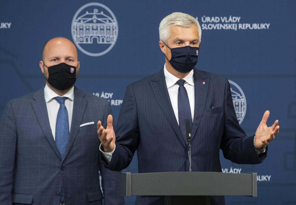 Minister obrany Jaroslav Naď (OĽANO) a minister zahraničných vecí Ivan Korčok (nominant SaS)