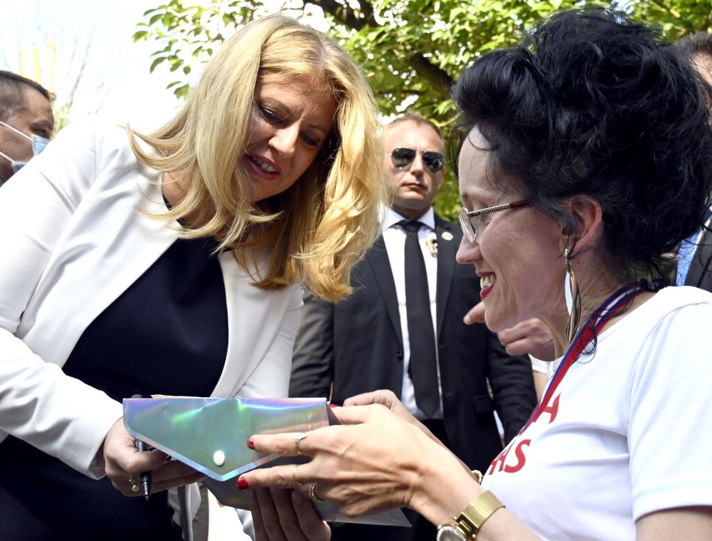 Na snímke prezidentka SR Zuzana Čaputová počas privítania občanmi mesta po príchode do Čiernej nad Tisou v rámci pracovného výjazdu na Zemplín 18. júna 2021. FOTO TASR - Roman Hanc