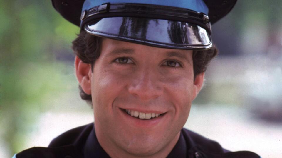 Steven Guttenberg ako kadet Carey Mahoney v Policajnej Akadémii (1984).