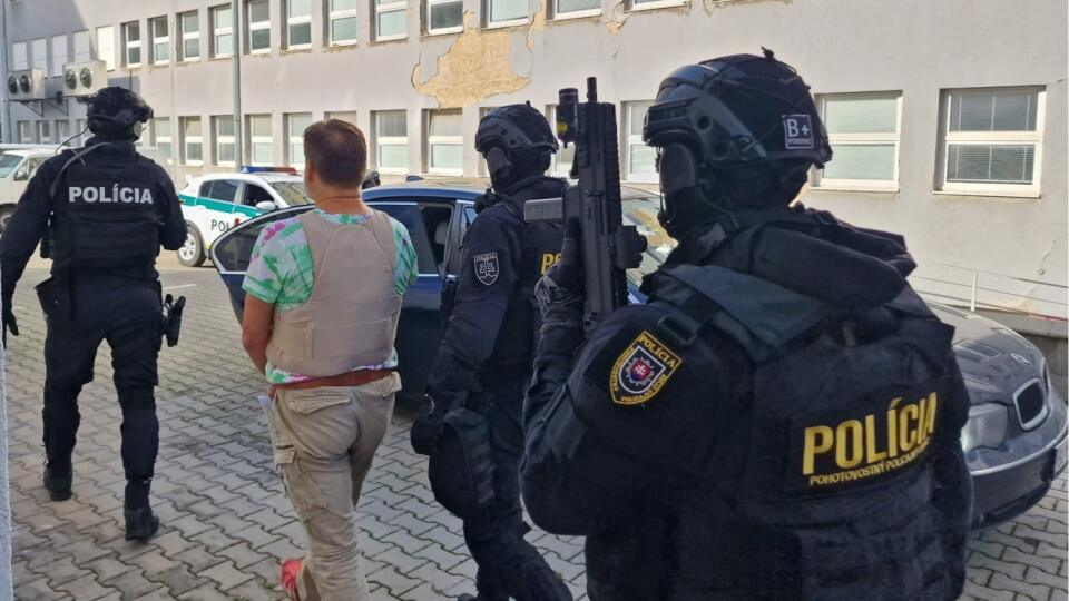 V nepriestrelnej veste: Polícia pri prevoze obvineného vodiča Dušana Dědečka nenechala nič na náhodu.