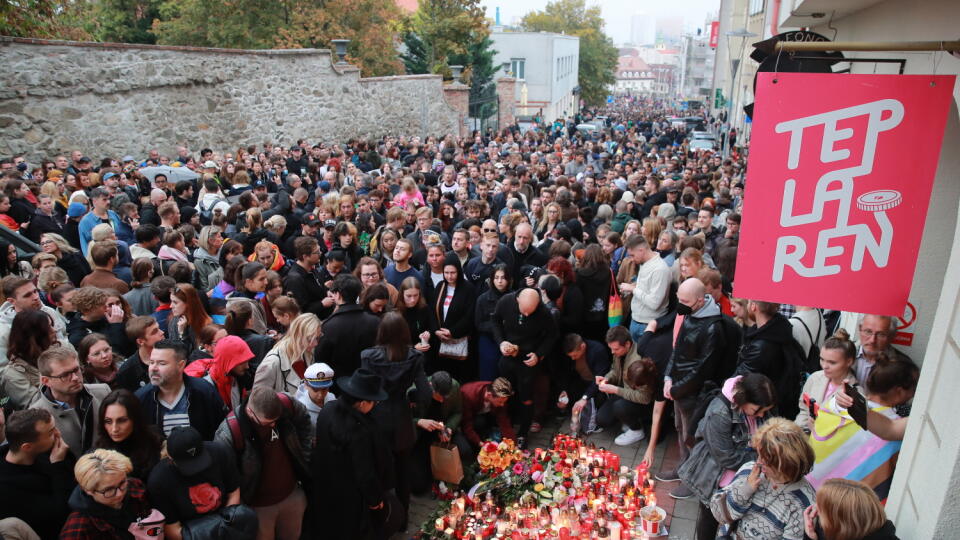 Tragédia predchádzajúcich dní otriasla Slovenskom. Výstrely v Bratislave na Zámockej ulici pripravili o život dvoch mladých ľudí. Všetci z tohto nepochopiteľného skutku ostali šokovaní a pobúrení.