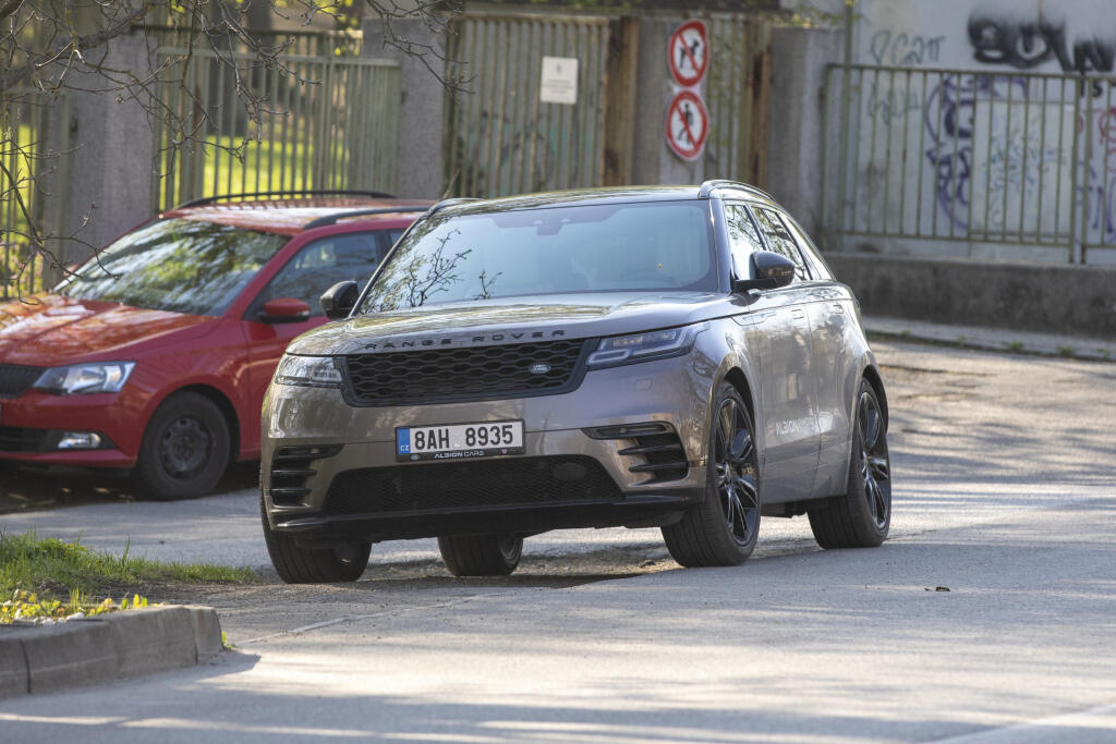 Herečka Diana Mórová na prechádzke v Horskom parku sa precvičuje pred svojim autom
