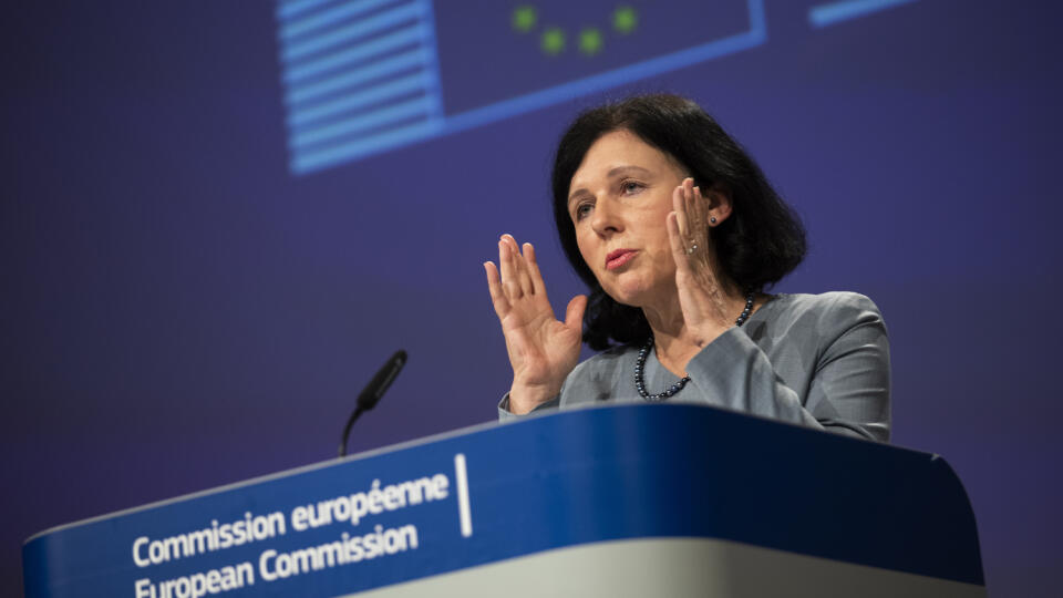 JB 8 Brusel - Podpredsedníčka Európskej komisie (EK) pre hodnoty a transparentnosť Věra Jourová počas spoločnej online tlačovej konferencie so šéfom zahraničnej politiky Európskej únie Josepom Borrellom po stretnutí Kolégia komisárov v sídle Európskej únie v Bruseli 10. júna 2020. Borrell v stredu povedal, že čínskeho ministra zahraničných vecí ubezpečil o tom, že EÚ nechce
