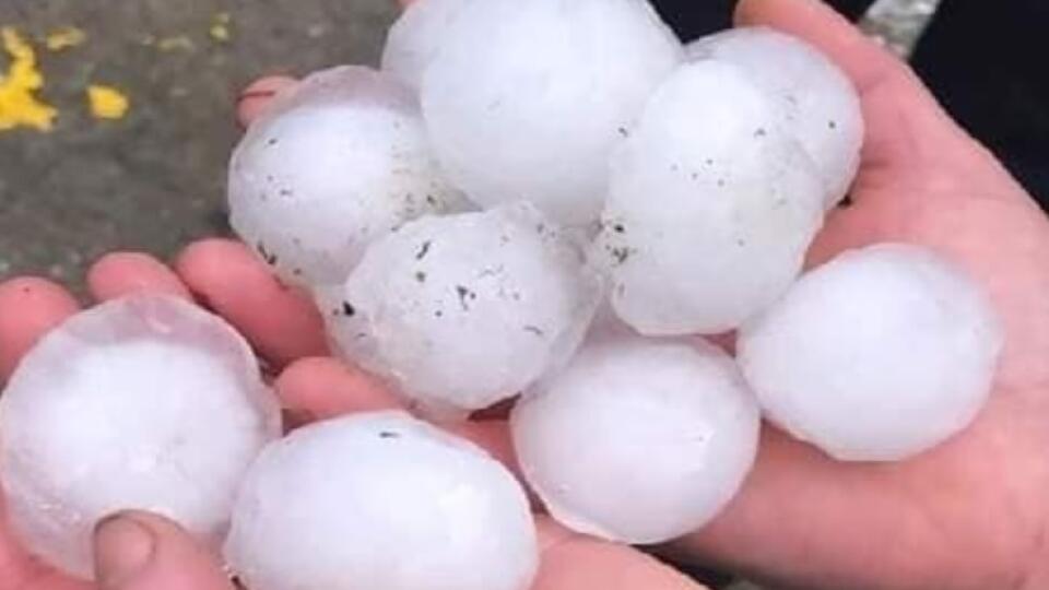 Blížia sa horúčavy a s nimi aj búrky, ktoré môžu priniesť aj krupobitie.