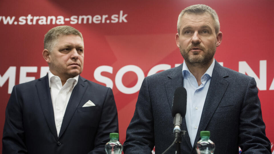 Na snímke vľavo predseda strany Smer-SD Robert Fico a vpravo volebný líder a podpredseda Smeru-SD Peter Pellegrini počas tlačovej konferencie po voľbách do Národnej rady Slovenskej republiky v Bratislave 1. marca 2020. FOTO TASR - Martin Baumann