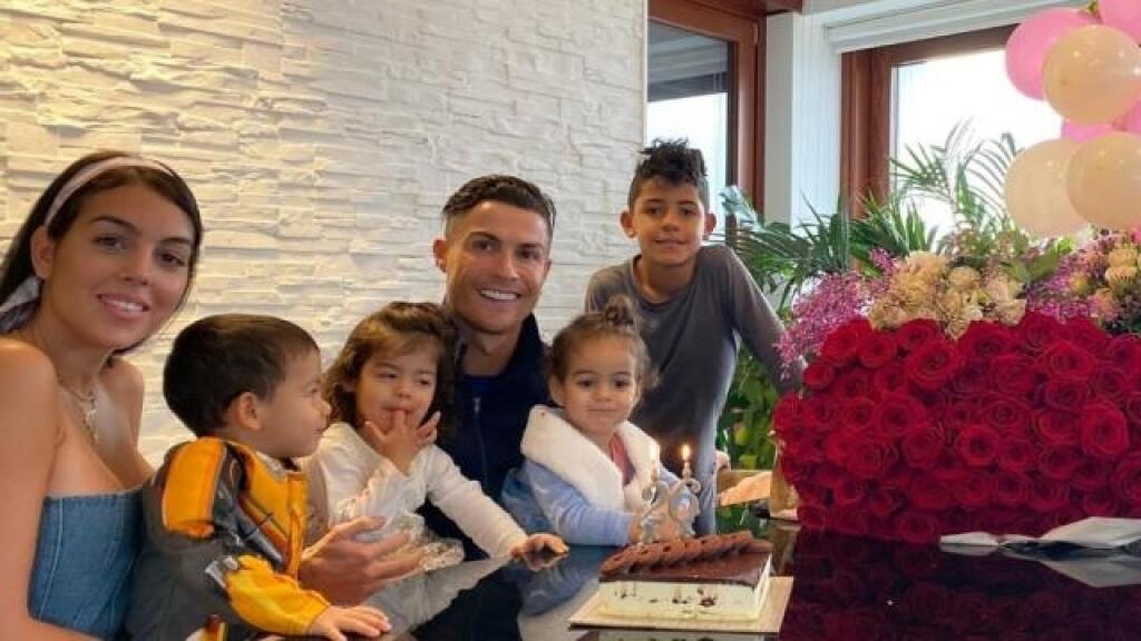 Geogina sa okrem svojej dcéry stará aj o ďalšie tri deti Ronalda.