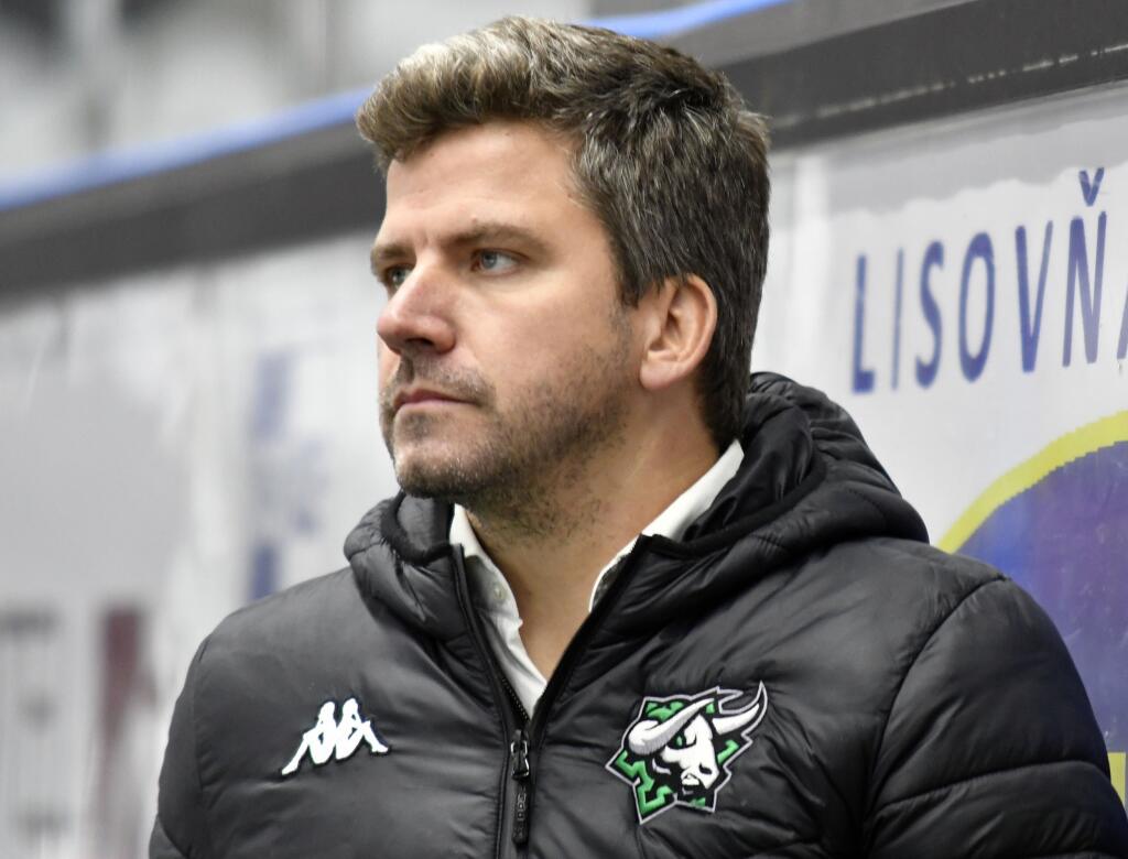 Na snímke tréner HC Nové Zámky Gergely Majoross v zápase 1. kola Tipos extraligy HK Dukla Ingema Michalovce - HC Nové Zámky 24. septembra 2021 v Michalovciach. FOTO TASR – Roman Hanc