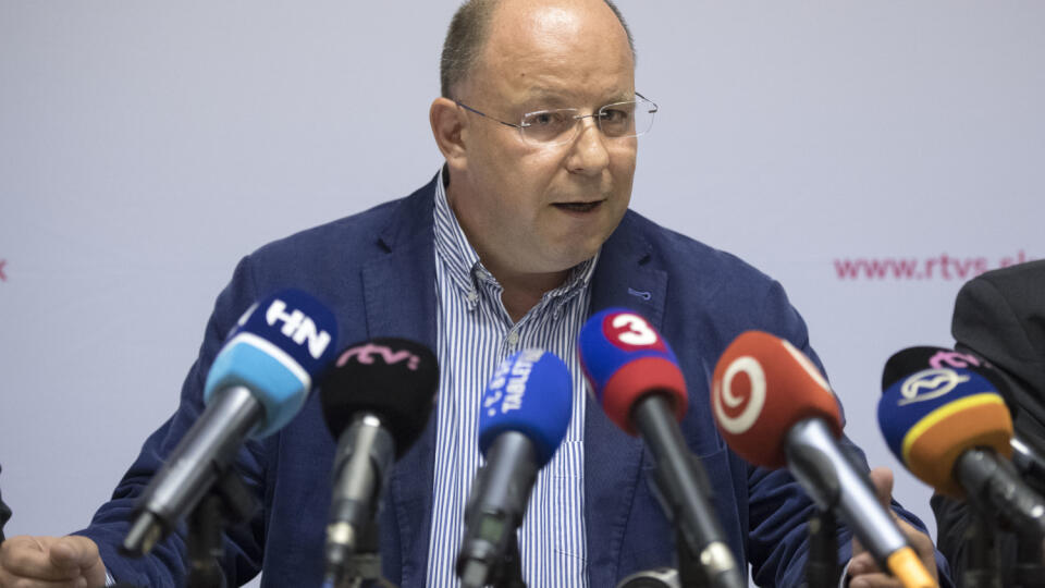 Podľa generálneho riaditeľa RTVS Jaroslava Rezníka sú porady spravodajských tímov v súčasnosti búrlivé, no korektné.