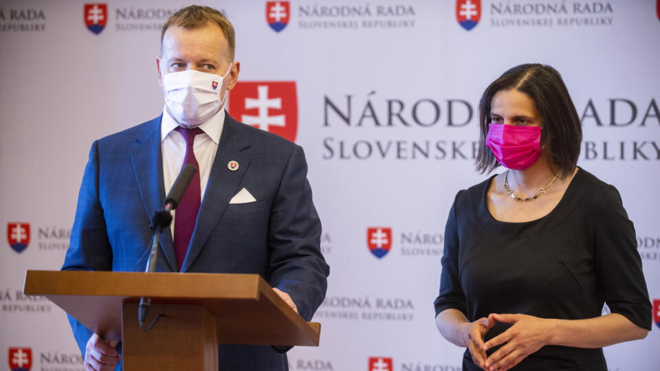 Na snímke zľava predseda NR SR Boris Kollár (Sme rodina) a ministerka spravodlivosti SR Mária Kolíková (Za ľudí) počas tlačovej konferencie k rokovaniu parlamentu o návrhu zákona, ktorým sa mení trvanie kolúznej väzby 26. mája 2021 v Bratislave. FOTO TASR - Jakub Kotian