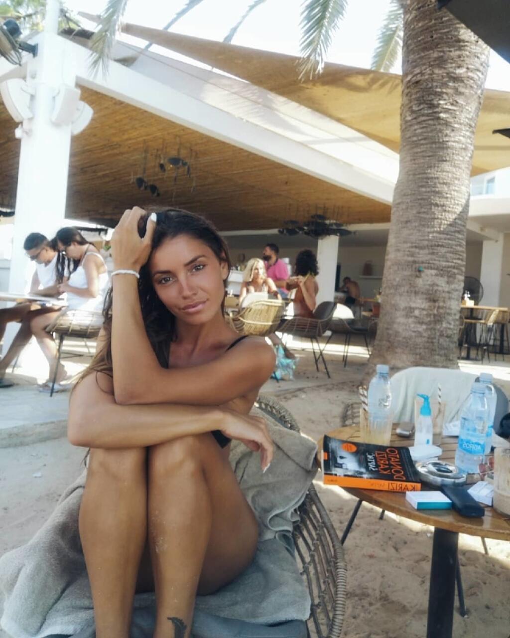 Krásna Sanja Kruževičová sa rada predvádza na sociálnych sieťach v úsporných plavkách.