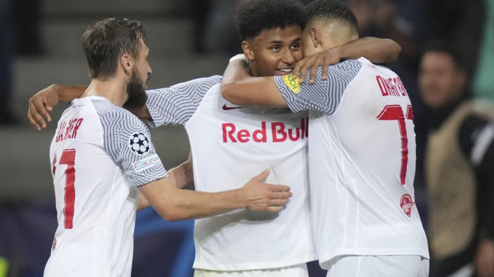 KK32 Salzburg - Futbalista Salzburgu Noah Okafor (vpravo) sa teší z gólu so spoluhráčmi počas zápasu G-skupiny 3. kola skupinovej fázy Red Bull Salzburg - VfL Wolfsburg 20. októbra 2021 v Salzburgu. FOTO TASR/AP 
Salzburg's Noah Okafor, right, celebrates with his teammates Karim Adeyemi, center, and Andreas Ulmer after scoring his side's second goal during the Champions League group G soccer match between Salzburg and VfL Wolfsburg, at the Salzburg stadium, in Salzburg, Austria, Wednesday, Oct. 