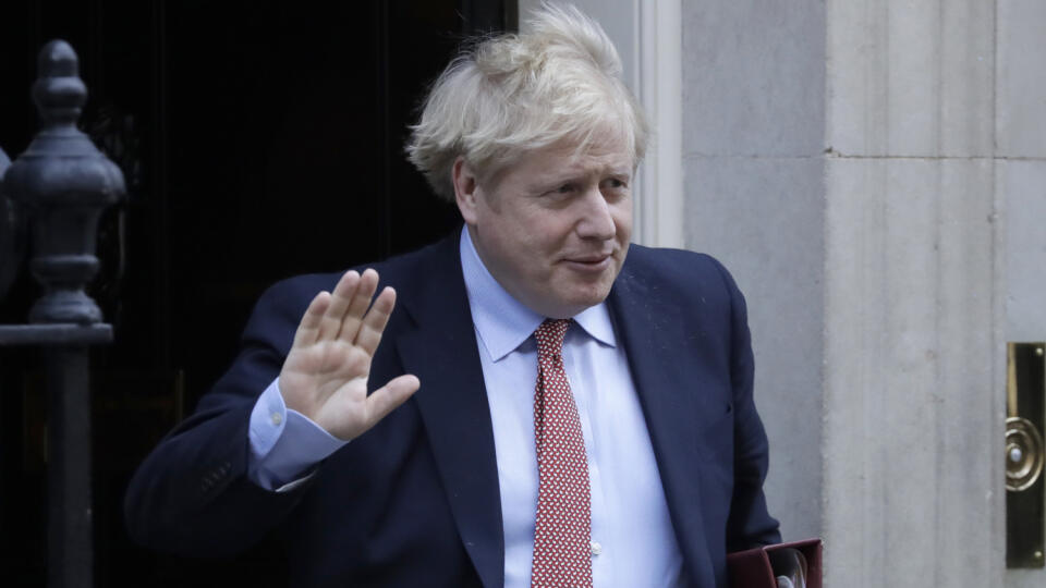 WA 1 archív Londýn - Na archínej snímke z 25. marca 2020 britský premiér Boris Johnson máva počas odchodu z Downing Street 10 v Londýne. Britského premiéra Borisa Johnsona testovali pozitívne na prítomnosť nového koronavírusu. Má mierne príznaky ochorenia, informovala v piatok 27. marca 2020 televízna stanica Sky News. FOTO TASR/AP

  
FILE - In this Wednesday, March 25, 2020 file photo Britain's Prime Minister Boris Johnson leaves 10 Downing Street for the House of Commons for his weekly Prime 