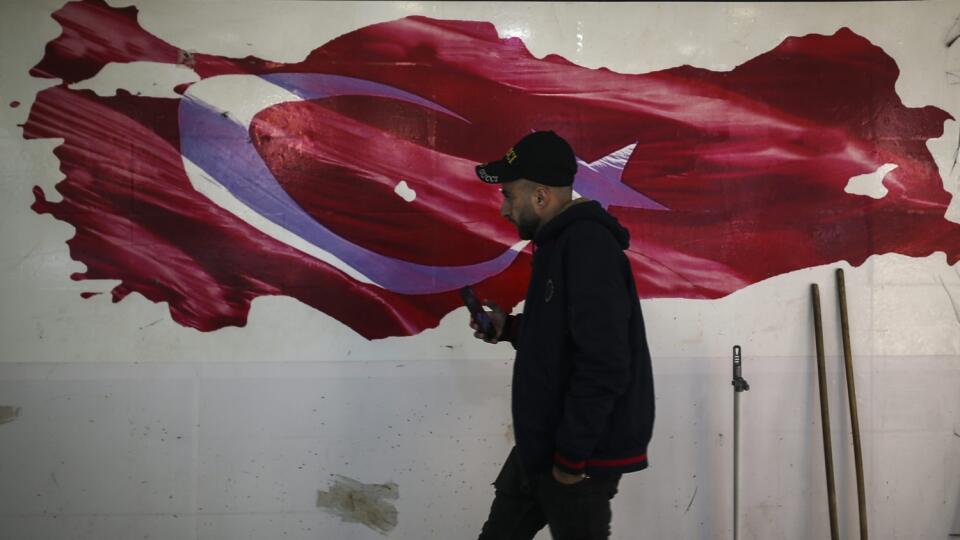 WA 36 Istanbul - Muž kráča ulicami Istanbulu vo štvrtok 3. februára 2022. Inflácia v Turecku zaznamenala na začiatku tohto roka prudké zrýchlenie na takmer 49 %. Dostala sa tak na približne 20-ročné maximum. FOTO TASR/AP
A man walks in Istanbul, Thursday, Feb. 3, 2022. (AP Photo/Emrah Gurel)