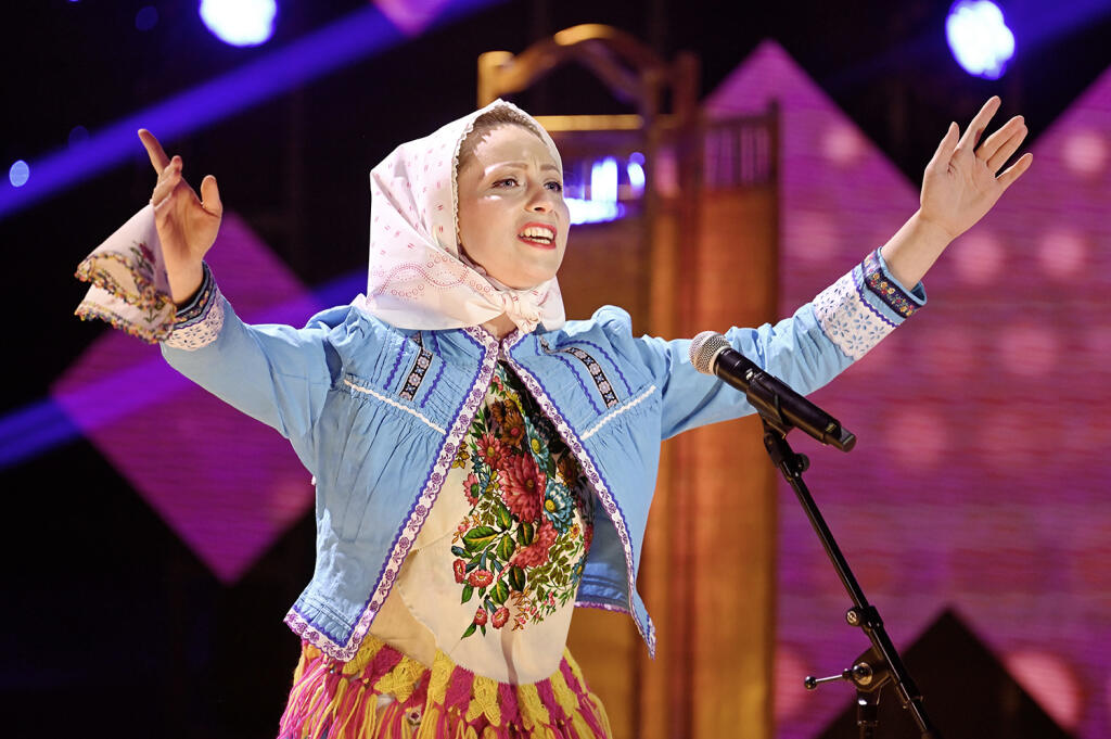 Folklóru sa venuje od šestnástich rokov, keď začala spievať v slovenskom folklórnom súbore.